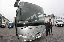 U testovaného autobusu, který bude splňovat přísnější emisní požadavky, se v Jihlavě sešli šéf ICOM transportu Zdeněk Kratochvíl a zástupce německého prodejce Till Oberwörder.