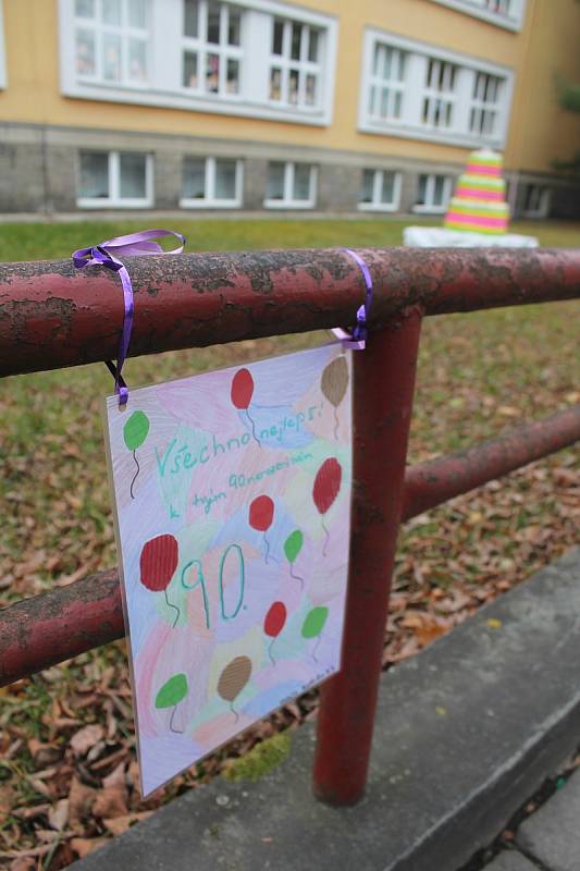 Děti napsaly pro školu přáníčka. Ty jsou nyní vystavená před budovou.