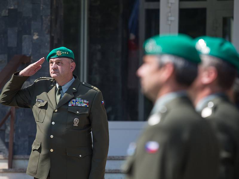 Pietní minuta ticha na Krajském vojenském velitelství v Jihlavě k poctě českých vojáků padlých v Afghánistánu.