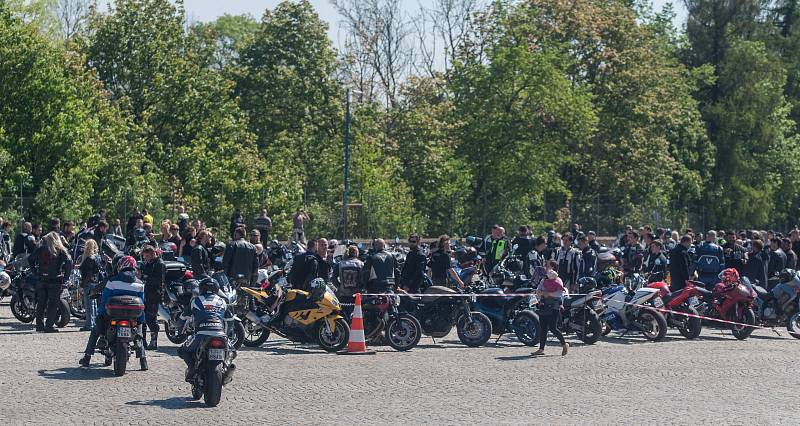 Motorkáři se rozloučili se zesnulým kolegou poslední jízdou.