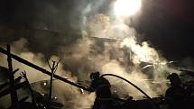 Hasiči včera pozdě v noci bojovali s plameny na statku v jihlavské městské části Henčov. Škoda je ve výši pěti milionů korun.