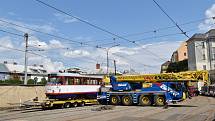 Nakládka tramvaje v Olomouci na cestu do Jihlavy.