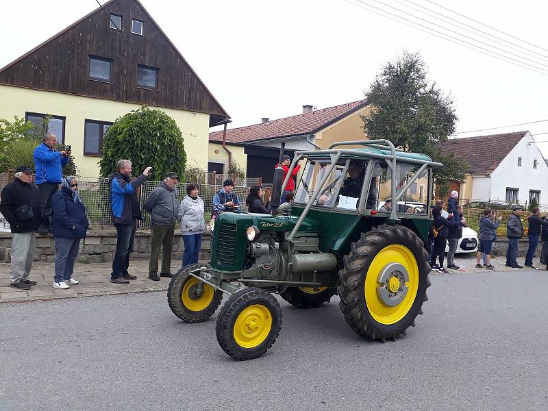 V Třeštici se konal oblíbený sraz traktorů Zetor. K vidění bylo přes sto Zetorů.