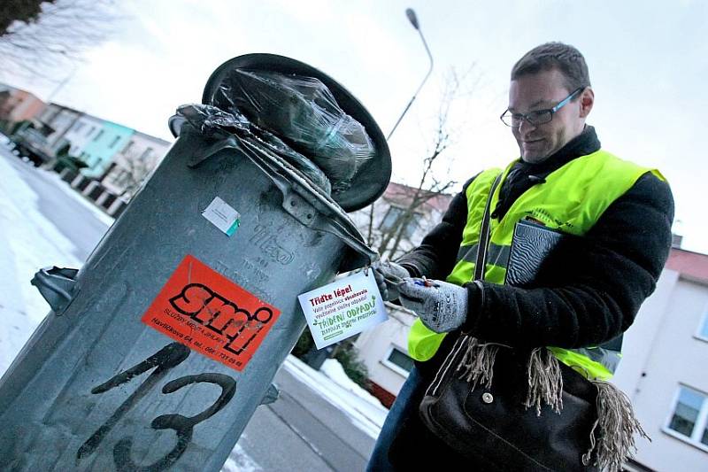 Jihlavskou Horní ulici navštívil odpadový detektiv. Zjišťoval, zda obyvatelé domů správně třídí odpad.