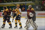 Ve středečním druhém utkání semifinálové série Chance ligy hokejisté Dukly Jihlava (vínové dresy).zdolali Vsetín (ve žlutém) 3:2 až po samostatných nájezdech.