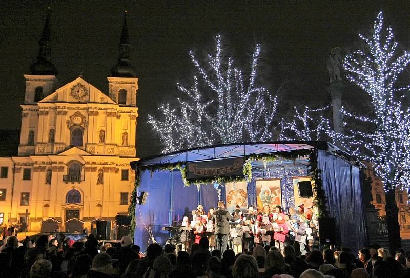 Česko zpívá koledy na náměstí v Jihlavě.