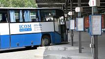 Konkurenční autobus společnosti ICOM Transport je nižší o pouhých 20 cm a proto parkuje bez problémů.