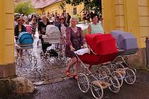 V Polné se městem na první červencový svátek procházely ženy s krásnými historickými kočárky.
