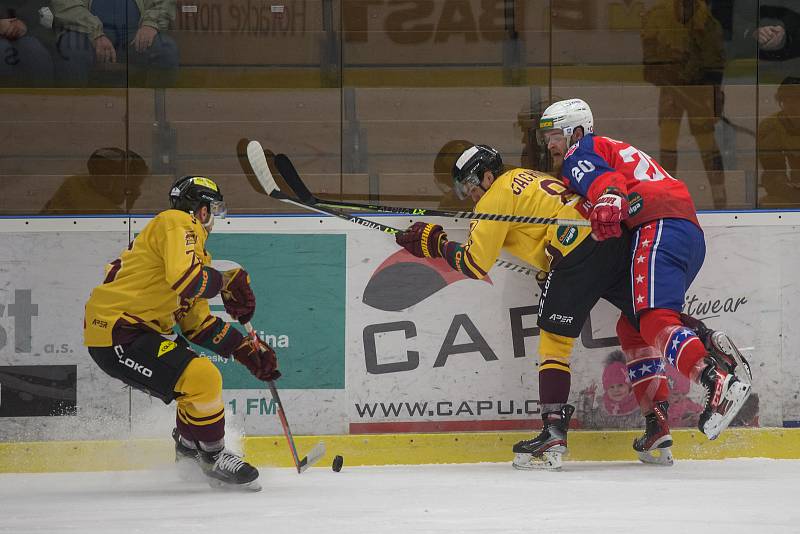 Na středeční hokejové derby mezi Horáckou Slavií Třebíč (v červených dresech) a hostující Duklou Jihlava mohl jen omezený počet fanoušků.