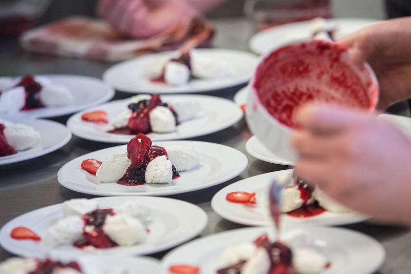 Francouzský šéfkuchař Philippe Mille, držitel dvou michelinských hvězd učil vařit studenty gastronomie na Vysočině.