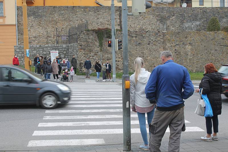 U frekventované křižovatky před Cityparkem měli roušku téměř všichni.