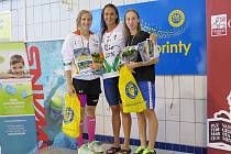 Tereza Horáková (vpravo) si ve velmi kvalitním závodě na 400 m polohově doplavala pro bronz. Z vítězství se radovala reprezentantka Barbora Závadová (uprostřed).