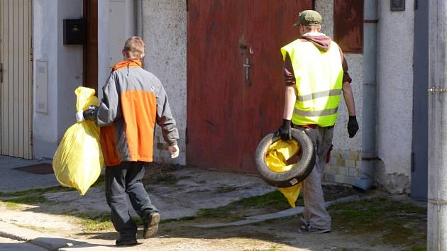 Čistá Vysočina. Do úklidu se letos i v loňském roce zapojili i klienti jihlavské Charity. 