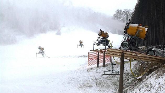 Sněžná děla na sjezdovce Šacberk u Jihlavy už jsou plně v provozu