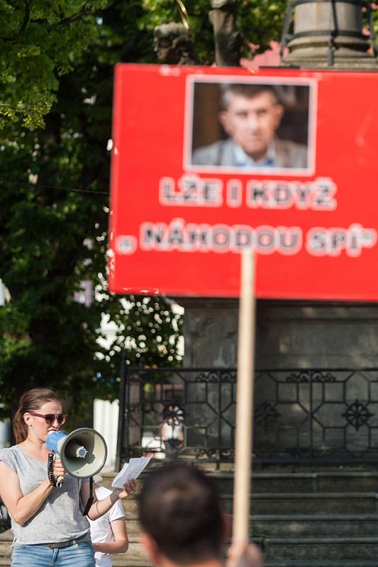 Na Masarykově náměstí v Jihlavě se 5. června sešli lidé na demonstraci proti premiérovi Andreji Babišovi a chystané vládě s podporou komunistů.