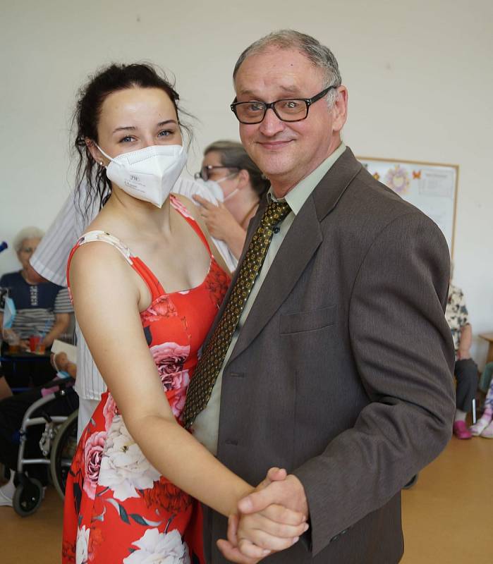 Klienti jihlavského domova pro seniory v Lesnově si užili Letní ples. Sami si na něj i připravovali občerstvení, tančili a dobře se bavili.
