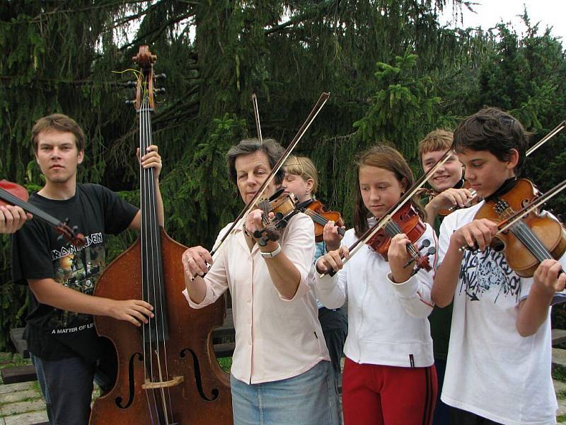 Dvoutýdenní soustředění čtyřiceti dětí z folklorních souborů Pramínek, Šípek a Vrabčátka a dvaceti malých chorvatskcýh tanečníků a zpěváků s dětmi ze světelského Škubánku.