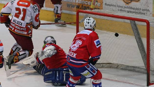 Gól hradeckého útočníka Petra Haluzy byl vítěznou trefou v pátem duelu s Třebíčí. Třetí zásah během pěti minut navíc vyhnal z branky gólmana Michala Nedvídka.