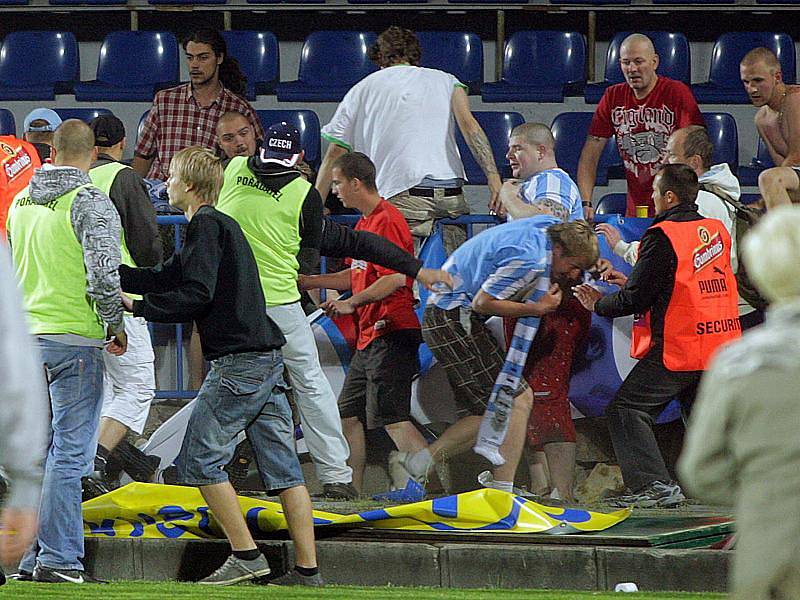 Při středečním finálovém zápase Olomouce s Mladou Boleslaví na jihlavském fotbalovém stadionu došlo k hromadným bitkám a výtržnostem.