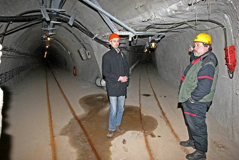 Reportéři Deníku se vypravili k nejhlubšímu místu novodobého jihlavského podzemí. To je pro běžné návštěvníky uzavřeno. Místo se nachází 23 metrů pod zemským povrchem. Reportéry při exkluzivní exkurzi doprovázel i náměstek primátora Martin Hyský.