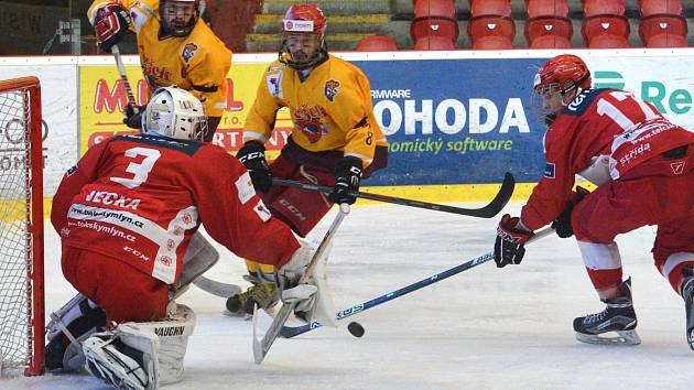 Jihlavské hokejisty (ve žlutém) čeká v nejbližších dnech spoustu přípravných duelů. Junioři mají na programu devět zápasů, starší dorost osm.