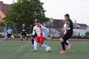 V úvodním semifinále play-off Superligy malého fotbalu remizovala Jihlava (v bílých dresech) s Příbramí 4:4.