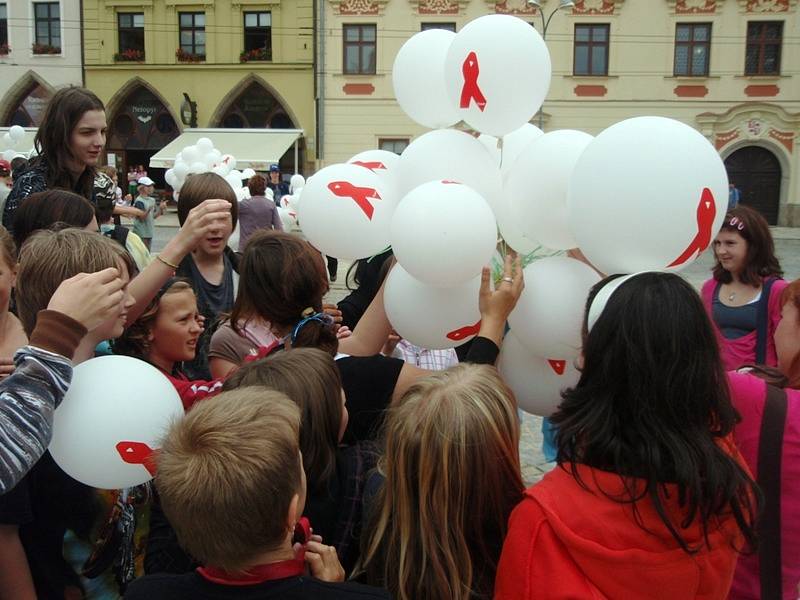 V rámci celosvětové vzpomínkové akce za oběti AIDS vypustily děti v Jihlavě do vzduchu asi 1390 balonků.