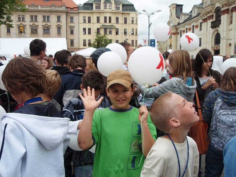 V rámci celosvětové vzpomínkové akce za oběti AIDS vypustily děti v Jihlavě do vzduchu asi 1390 balonků.