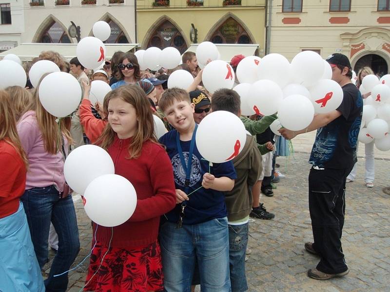 V rámci celosvětové vzpomínkové akce za oběti AIDS vypustily děti v Jihlavě do vzduchu asi 1390 balonků.