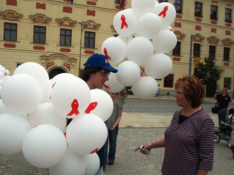 V rámci celosvětové vzpomínkové akce za oběti AIDS vypustily děti v Jihlavě do vzduchu asi 1390 balonků.