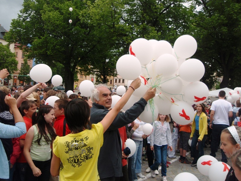 Na podporu Boje s AIDS z náměstí vylétly stovky balonků - Deník.cz