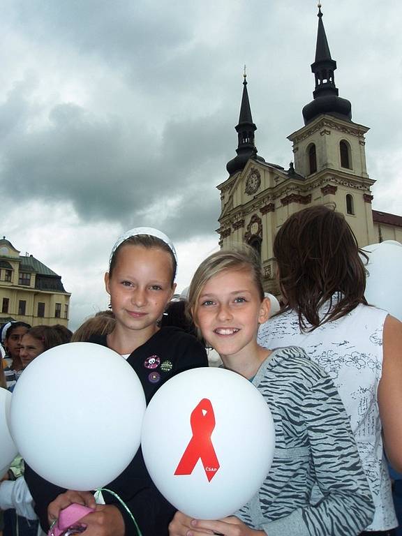 V rámci celosvětové vzpomínkové akce za oběti AIDS vypustily děti v Jihlavě do vzduchu asi 1390 balonků.
