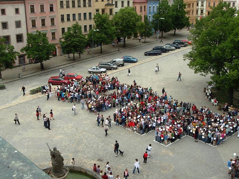 Vytvořen byl nápis STOP AIDS.