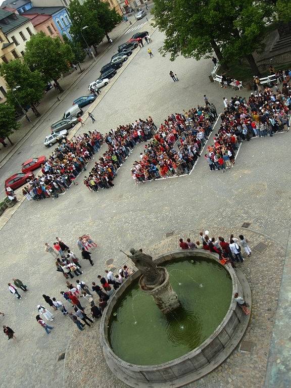 Vytvořen byl nápis STOP AIDS.