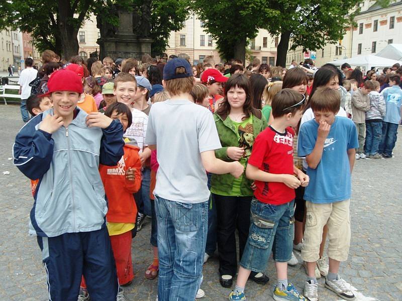 Vzpomínková akce za oběti AIDS v Jihlavě: na náměstí přišly stovky dětí.