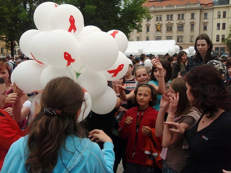 V rámci celosvětové vzpomínkové akce za oběti AIDS vypustily děti v Jihlavě do vzduchu asi 1390 balonků.