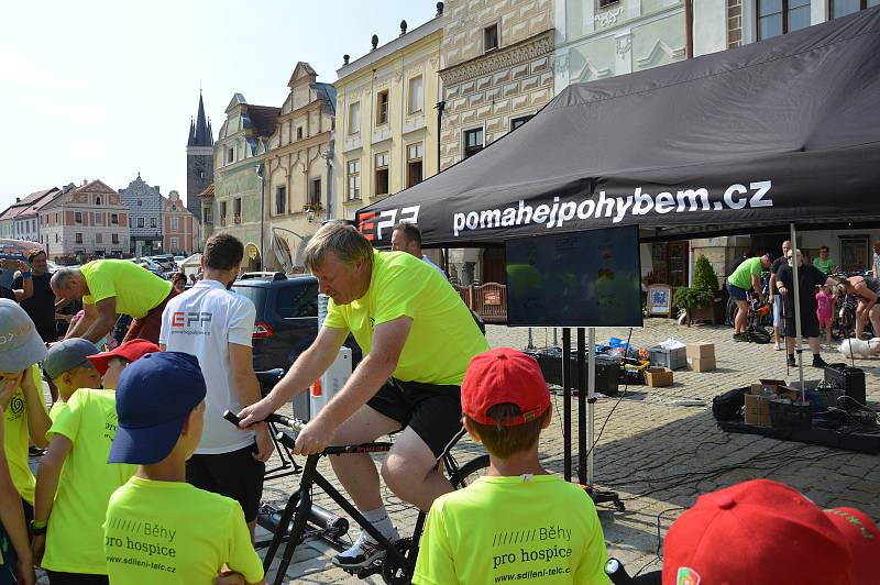 Druhý ročník benefičního běhu Běh městem šťastných lásek, který organizuje sdružení Sdílení, měl obrovský úspěch. Účast přesáhla trojnásobek prvního ročníku. Kromě tříkilometrové trasy bylo na místě připraveno bohaté občerstvení a přidala se také nadace Č