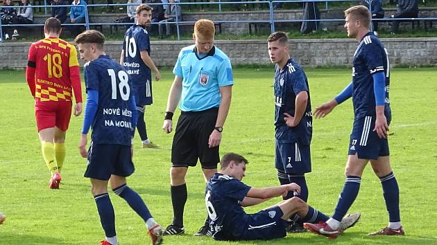 Fotbalisté Nového Města na Moravě (v modrém) znovu prohráli.