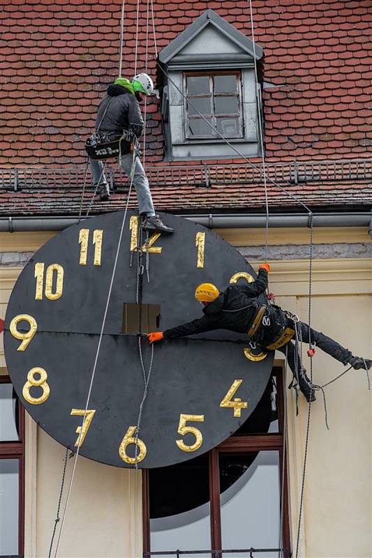 Horolezci pod novodobým ciferníkem našli ten původní z konce osmnáctého století.