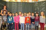 Na fotografii jsou žáci 1. třídy Základní školy Stonařov pod vedením třídní učitelky Zuzany Šimkové. V letošním roce nastoupilo do první třídy celkem 13 prvňáčků. Základní školu ve Stonařově navštěvuje ve školním roce 2017/2018 163 žáků v devíti ročnících