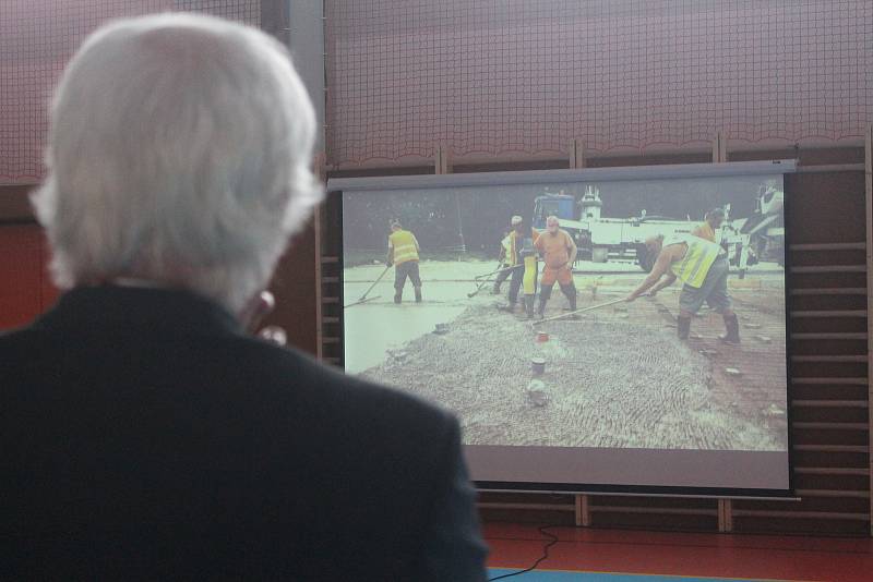 Unikátní časosoběrný dokument si se zájmem prohlédl i bývalý starosta František Plavec.