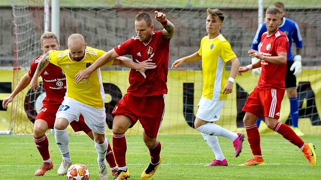 Fotbalisté Třince (v červeném) proti Jihlavě.