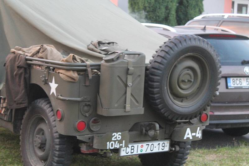 Historické vozy, zejména pak ty vojenské, lákaly návštěvníky stejně jako hudební skupiny.