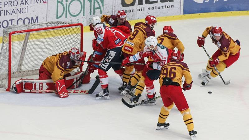 Jihlavští hokejisté měli v osmém zápase baráže o extraligu slavné Pardubice na kolenou, ale ve třetí třetině ztratili tříbrankové vedení. Dokázali se však z toho dostat a vybojovat cenný bod v samostatných nájezdech.