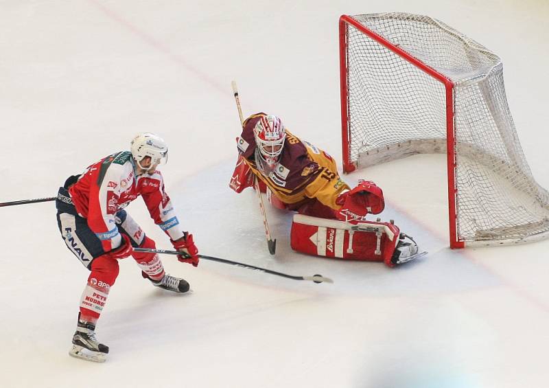 Jihlavští hokejisté měli v osmém zápase baráže o extraligu slavné Pardubice na kolenou, ale ve třetí třetině ztratili tříbrankové vedení. Dokázali se však z toho dostat a vybojovat cenný bod v samostatných nájezdech.