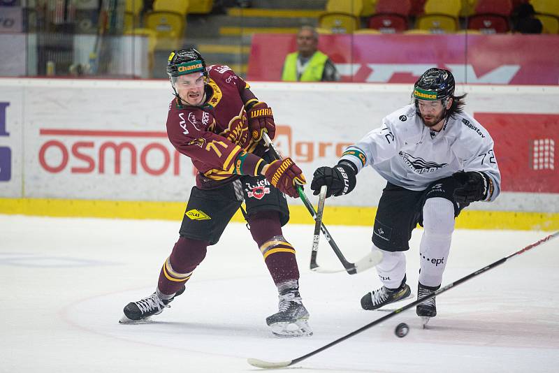 Páté utkání hokejového semifinále Chance ligy mezi HC Dukla Jihlava a HC Baník Sokolov (v bílém).