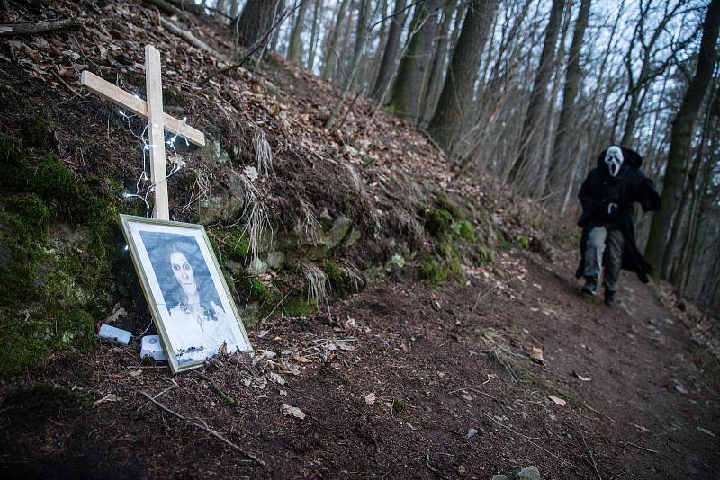 Hororové postavy ze hry Noční bojovka v jihlavském parku Heulos.