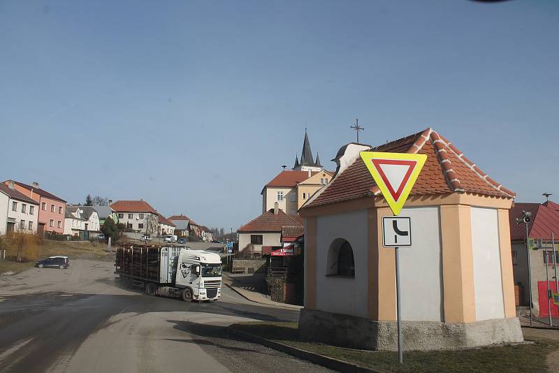 Kněžice leží na hranici okresů Třebíč a Jihlava.