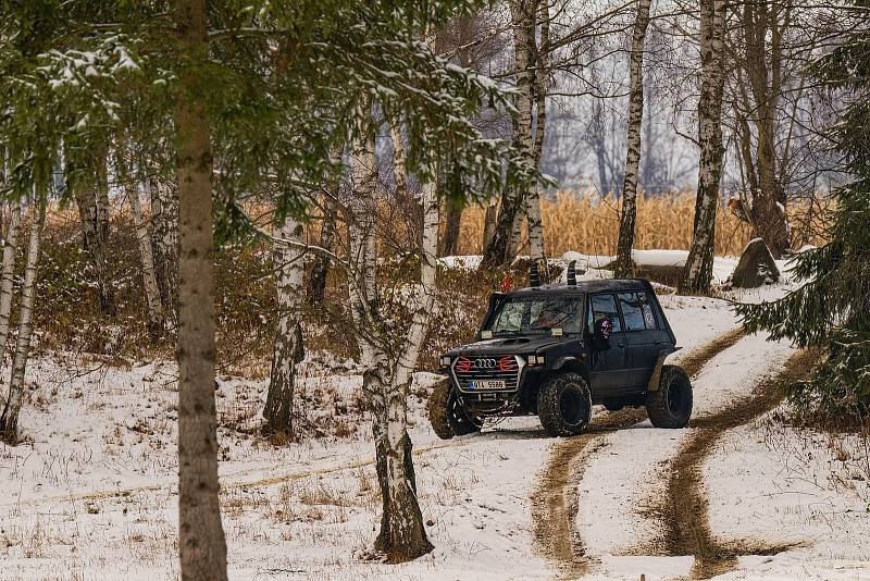 Jízda na prvním sněhu. Mikulášské družiny se v pístovských mokřadech pěkně pohoupaly.