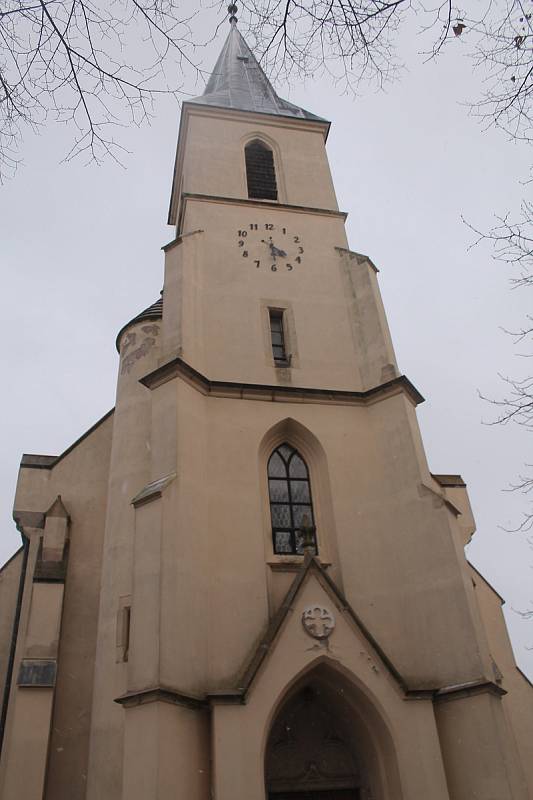 Obec nechá letos opravit hodiny na věži kostela,  budou mít nový pohon.